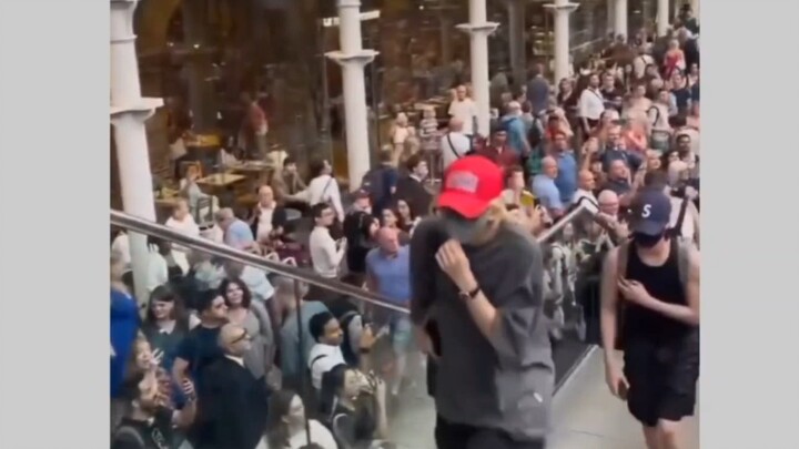 【SEVENTEEN】Anggota yang keluar stasiun usai tampil di Festival Musik London “diserbu” oleh para turi