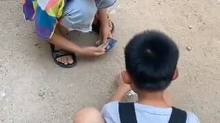 当你尝试用孤勇者和小孩对上暗号