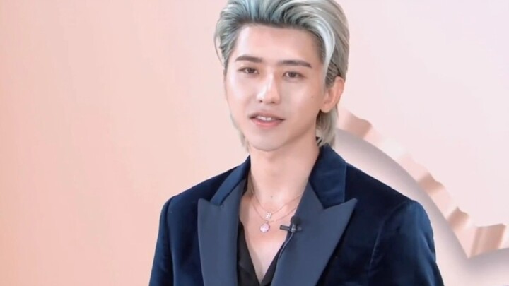 พิธีกรพูดต่อหน้าไช่สวี่คุนว่ามันสวยเกินไปจริงๆ แค่นี้สีหน้าของพี่ชายก็เปลี่ยนไปแล้ว พิธีกรเล่นมุกว่า