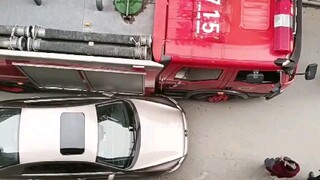 سيارة متوقفة على جانب الطريق اعترضت الطريق، ومرّت سيارة الإطفاء من خلالها.