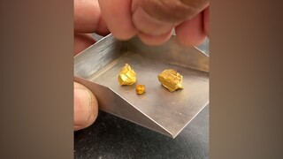 Quá trình biến vàng thành vòng cổ bằng vàng và cảm nhận độ dẻo tuyệt vời của nó...