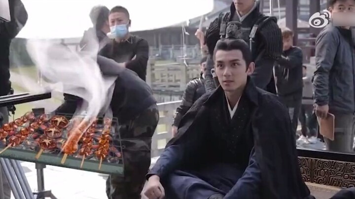 [Xing Han Canlan's latest trailer] Wow! Wu Lei can also grill skewers, hahaha! Ling Buyi's barbecue 