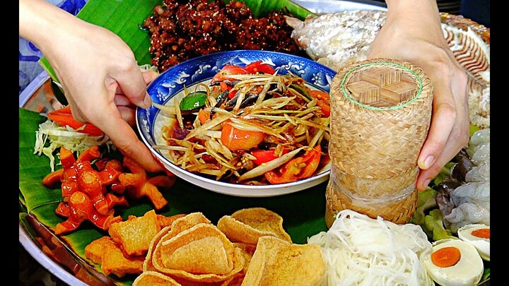 Huge papaya salad on tray , original Thai style ソムタム ส้มตำถาด