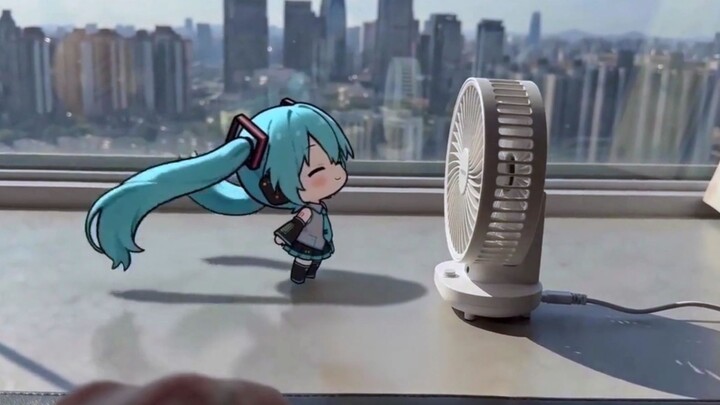“Midsummer, the chirping of cicadas, little Miku~”