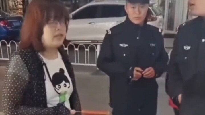 Sosis bakar satu batang 3 yuan, dua batang 5 yuan; seorang wanita melapor ke polisi karena curiga pe