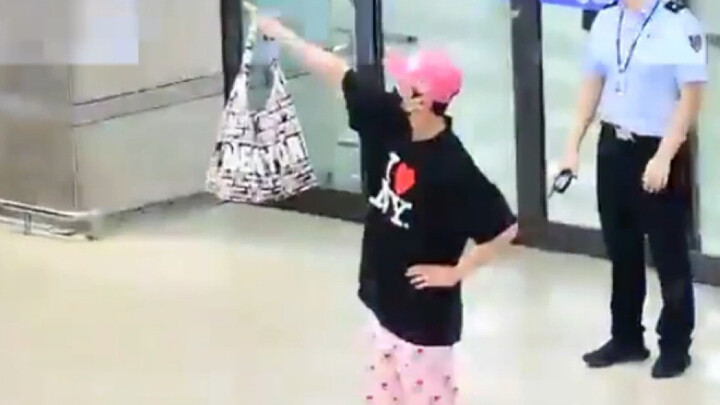 كوان شون يونغ: أنا أجمل واحد في المطار بأكمله! هل سبق لك أن رأيت أيًّا من المشاهير يرتدي ملابس كاملة