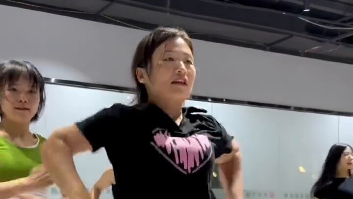 I heard that dancing can help you lose weight, so I brought my child to learn. As a result, I accide