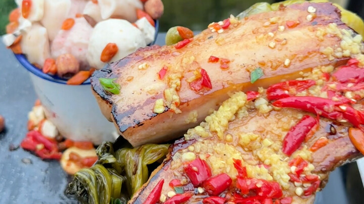 Begitu musik mulai, hidangan lezat pun muncul!