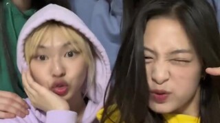 Gadis hoodie kami sedang mencari teman kami, Monster