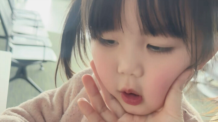 Ở Thổ Nhĩ Kỳ thường xuyên bị bế lên, trẻ con cảm thấy thế nào?