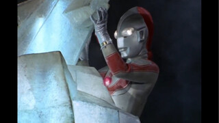 Jack Ultraman was controlled by the light monster and his skin was burned by high temperature