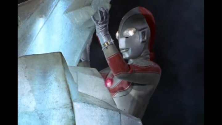 Jack Ultraman was controlled by the light monster and his skin was burned by high temperature