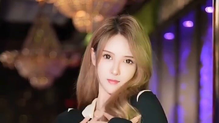 "Your girlfriend" flirts with you across the screen "Your girlfriend is online