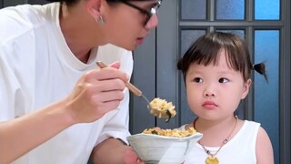 当我用直播带货的形式哄女儿吃饭