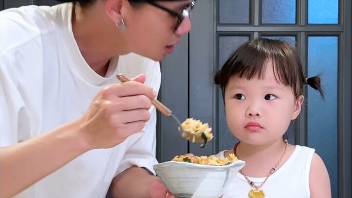 当我用直播带货的形式哄女儿吃饭