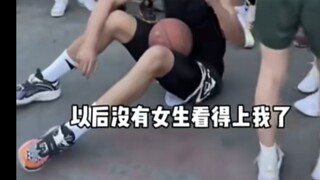 หนุ่มๆ ลงสนามบาสเกตบอลร่วมกับสาวๆ 4 คน ทำเอาการแข่งขันและการแย่งชิงของสาวๆ กลายเป็นเรื่องน่ารักไปหมด