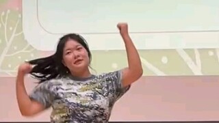 04 Sinh viên năm nhất Đại học Giao thông Thượng Hải｜Nhảy múa siêu ngầu trong bữa tiệc huấn luyện quâ