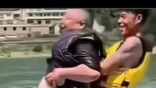 大哥：这是花钱给我自己上酷刑是吧😂