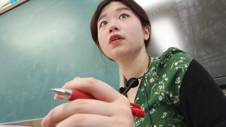 An ordinary, unremarkable day—except there’s an extra super-cute calico cat 【A 2000‑born teacher’s d