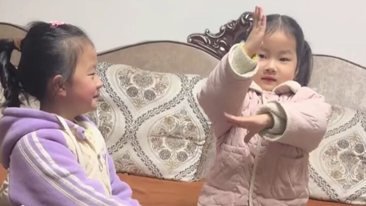 Thì ra sự ngại ngùng của trẻ nhỏ lại rõ ràng đến thế trong mắt người lớn!