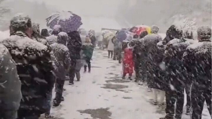 Weihai, Shandong: Residents Line Up for Nucleic Acid Tests in the Snowstorm