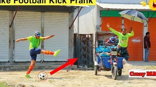 Viral Fake Football Kick PRANK ปฏิกิริยาที่น่ากลัว พยายามที่จะไม่ Lough การ์ตูนแอลทีวี