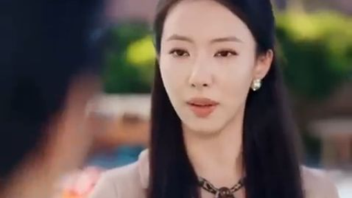 Istri pulang dari perjalanan bisnis menegosiasikan kontrak 5 miliar