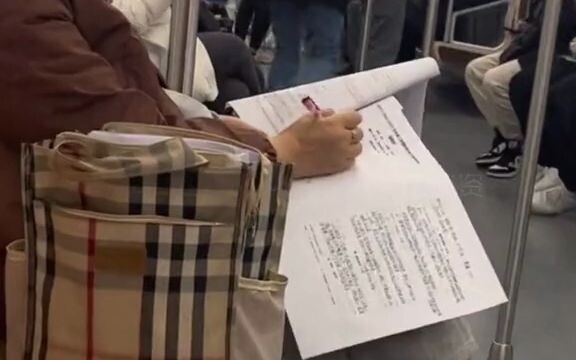 [291] Netizens spot someone on the subway with no one sitting next to them—get closer and you’ll fin