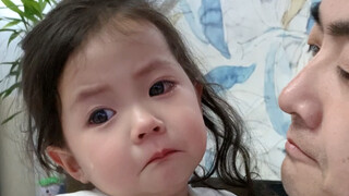 ชายวัยกลางคนมีลูกสาวและต้องพาเธอไปด้วยในการเดินทางเพื่อธุรกิจ