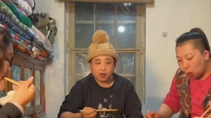Actually, you can tell that Old Kui is the one with the highest status.
