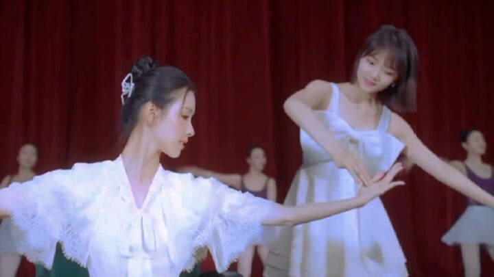 فتاتان بوذيتان تتمتعان بطبيعة ممزقة بشكل طبيعي.