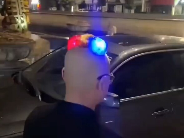 额…这尼玛，交警还真管不了