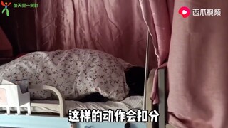 สาวงามจากแผนกกระจายเสียงอธิบายให้เพื่อนร่วมห้องฟังว่าเพื่อนสนิทของเธอกำลังนอนอยู่บนเตียง และเสียงของ
