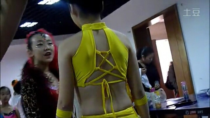 Behind-the-Scenes on Children’s Day: Nervously Preparing to Go on Stage