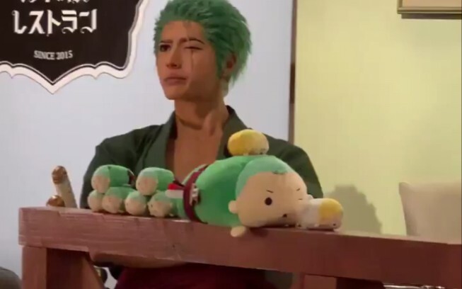 [Tokyo Tower One Piece] Dua orang bermain dengan boneka perut para tamu