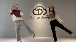 تساي يوي بينغ وتساي بينغ وجينغ ون يرقصان رقصة معكوسة لأغنية itzy sneakers