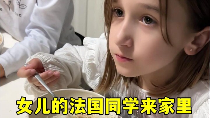 Teman sekelas Prancis putriku mencoba masakan rumahan Tiongkok untuk pertama kalinya—dia sampai tak 
