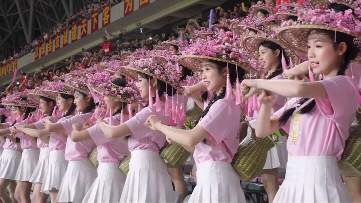Meizhou Pink Squad makes its debut in the Guangdong Super League, performing the full version of “Pi