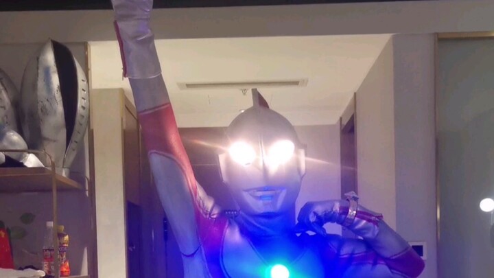 Cobalah setelan kulit Ultraman Jack!