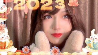 Anak laki-laki mengenakan pakaian wanita di Tahun Baru, ternyata hanya untuk memberikan ucapan selam