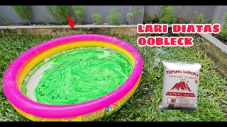 EKSPERIMEN: LARI DIATAS KOLAM RENANG OOBLECK (cairan yang bisa mengeras dengan INSTAN)