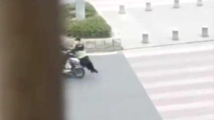 Hiện trạng xe điện ở Sán Đầu: Lái ngược chiều, đâm thẳng vào người rồi bay lên!