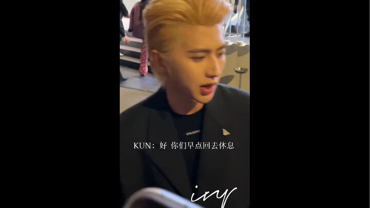 Cai Xukun hành trình Milan: trò chuyện, ký tặng, cả hai cùng hướng về nhau.
