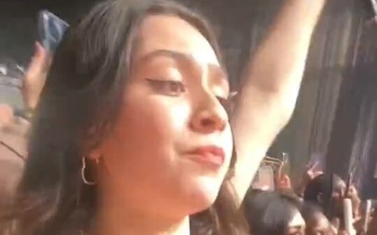 عثرت على هذا المعجب الذي غنّى الراب نيابة عن جيسي في الحفل، فشعرت بالغبطة لدرجة البكاء! الأجواء كانت