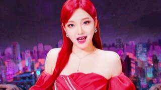 نين يي تشو ذات الشعر الأحمر تشبه القطط أكثر فأكثر، ما أجملها!