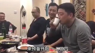 大哥你们这划拳喝酒的玩法挺有趣的，头一次见