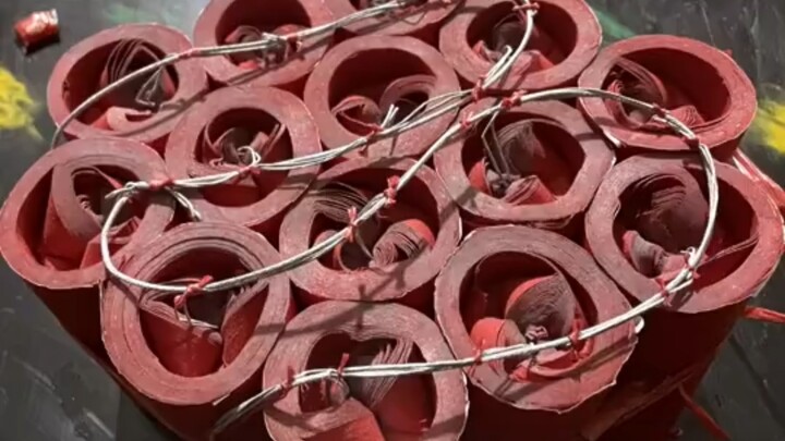 Sudah tahun baru, harus nyalain petasan dong 🧨