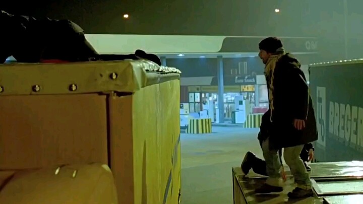 An Iraqi young man swam 30 kilometers across a strait for his beloved girlfriend, but the heartbreak