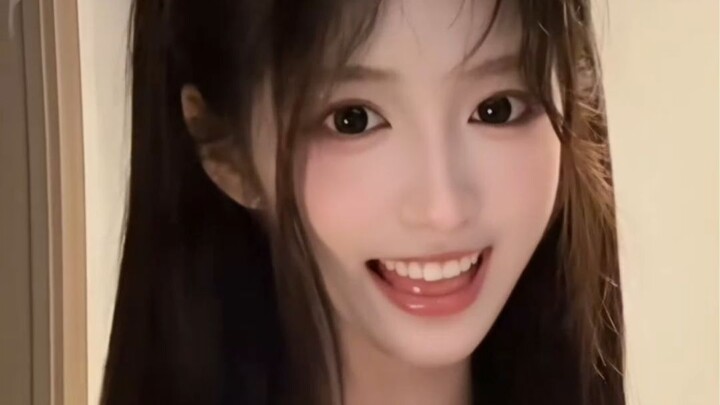 Highly-liked cute girl’s head-bobbing dance