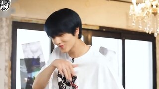 Terlalu tampan dan mudah. Park Ji-sung menari Love Shot+Panggil aku sayang lagi.